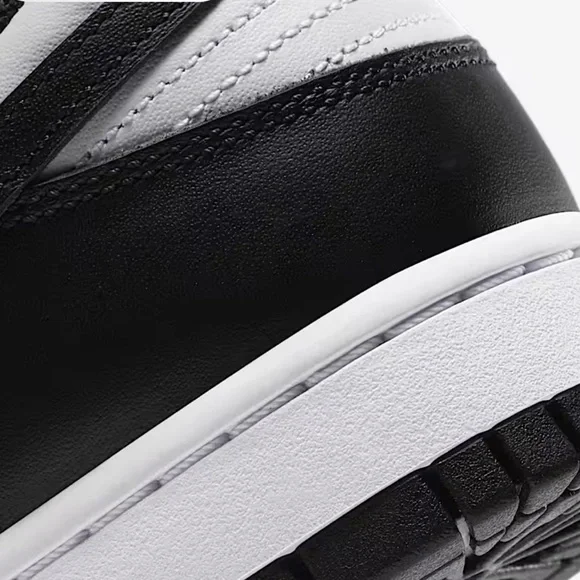 NWT Men’s Nike Classic Black and White Dunk Low Retro Sneakers - Picture 9 of 10